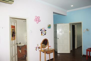 3 storey Corner House 24 hour Security Guarded Taman Selesaria 