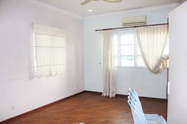 3 storey Corner House 24 hour Security Guarded Taman Selesaria 