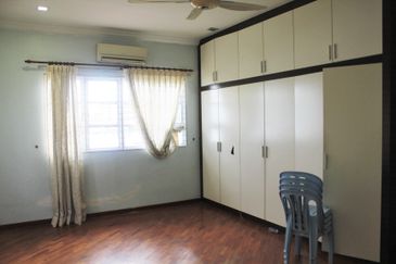 3 storey Corner House 24 hour Security Guarded Taman Selesaria 