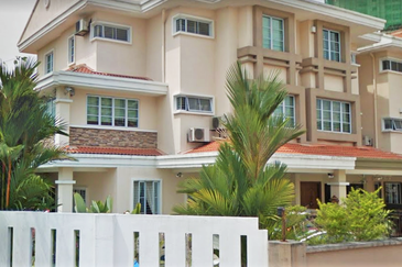 3 storey Corner House 24 hour Security Guarded Taman Selesaria 