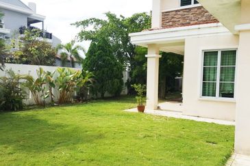 3 storey Corner House 24 hour Security Guarded Taman Selesaria 