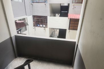 Low floor medium cost flat desa Cemerlang for sale 