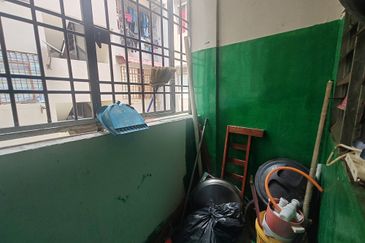 Low floor medium cost flat desa Cemerlang for sale 