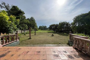 Banglo Setingkat Bukit Kuang, Kemaman Terengganu [Tanah Luas] 5 minit ke Masjid Bukit Kuang