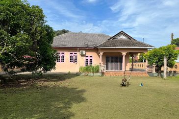 Banglo Setingkat Bukit Kuang, Kemaman Terengganu [Tanah Luas] 5 minit ke Masjid Bukit Kuang