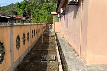 Banglo Setingkat Bukit Kuang, Kemaman Terengganu [Tanah Luas] 5 minit ke Masjid Bukit Kuang