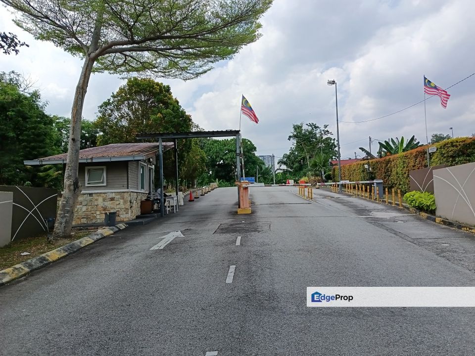 Taman Langat Jaya,2 Storey Bungalow well Kept move in condition with big windy compoud ., Selangor, Batu 9th Cheras