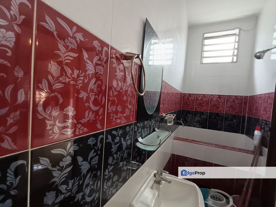 Taman Langat Jaya,2 Storey Bungalow well Kept move in condition with big windy compoud ., Selangor, Batu 9th Cheras