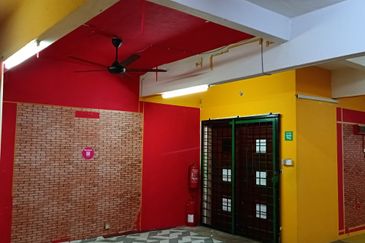 Taman Nirwana,Ampang,big Corner office easy park-for rent