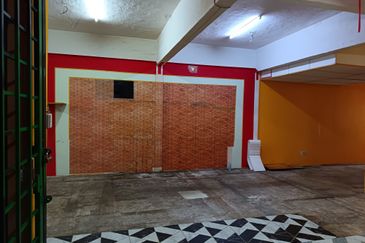 Taman Nirwana,Ampang,big Corner office easy park-for rent