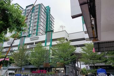 Taman Nirwana,Ampang,big Corner office easy park-for rent