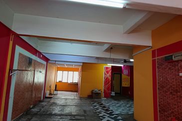 Taman Nirwana,Ampang,big Corner office easy park-for rent