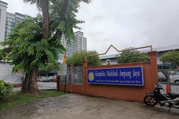 Taman Nirwana,Ampang,big Corner office easy park-for rent