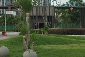 Lakeside view, Surrounded by Lush Blooms, Yet Close to the City