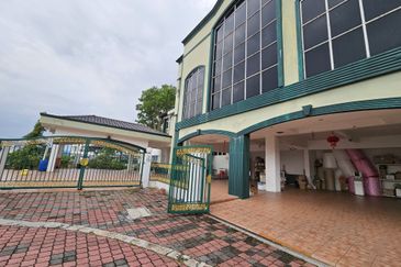 Jalan Puncak Perdana 