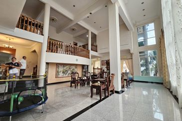 Jalan Puncak Perdana 