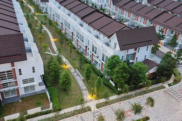 Lakefront Condominium | Emerald Hills @ Alam Damai