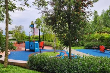 Lakefront Condominium | Emerald Hills @ Alam Damai