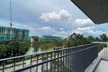 Lakefront Condominium | Emerald Hills @ Alam Damai