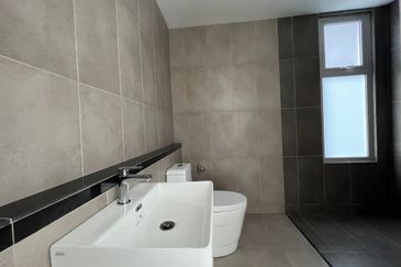 Lakefront Condominium | Emerald Hills @ Alam Damai