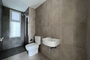 Lakefront Condominium | Emerald Hills @ Alam Damai