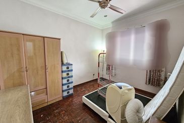 Jalan Mutiara Barat 3