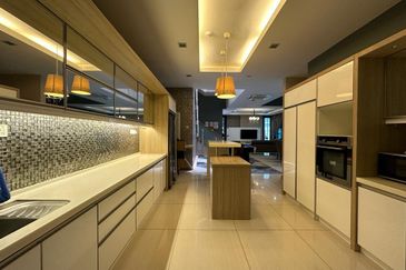 3 Sty Semi D CORNER  Bandar Sungai Long cheras