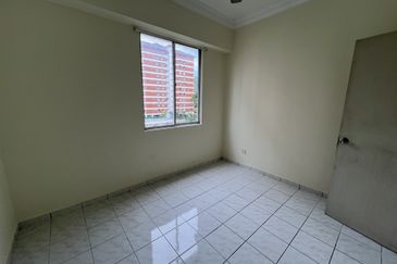 Green Acre Sungai Long condo