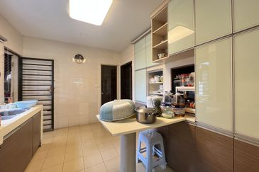 3sty semi-D @ The Peak , Taman Bukit Prima Cheras