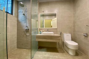 Corner Freehold 3 Storey Semi D @ Desa Hill Villas, Desa petaling 