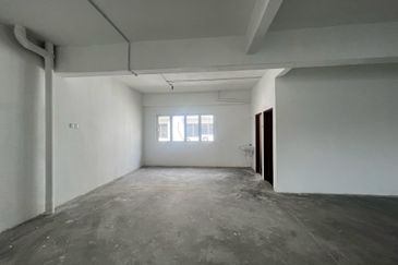 4 Sty shoplot Facing main road @ Batu 11 Cheras