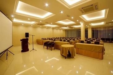 HOTEL & CAFE -Sell with business  4 Storey building Jalan Kelang Lama, Kuala Lumpur for sale 