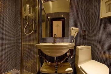 HOTEL & CAFE -Sell with business  4 Storey building Jalan Kelang Lama, Kuala Lumpur for sale 