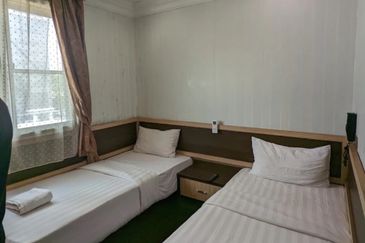 HOTEL & CAFE -Sell with business  4 Storey building Jalan Kelang Lama, Kuala Lumpur for sale 