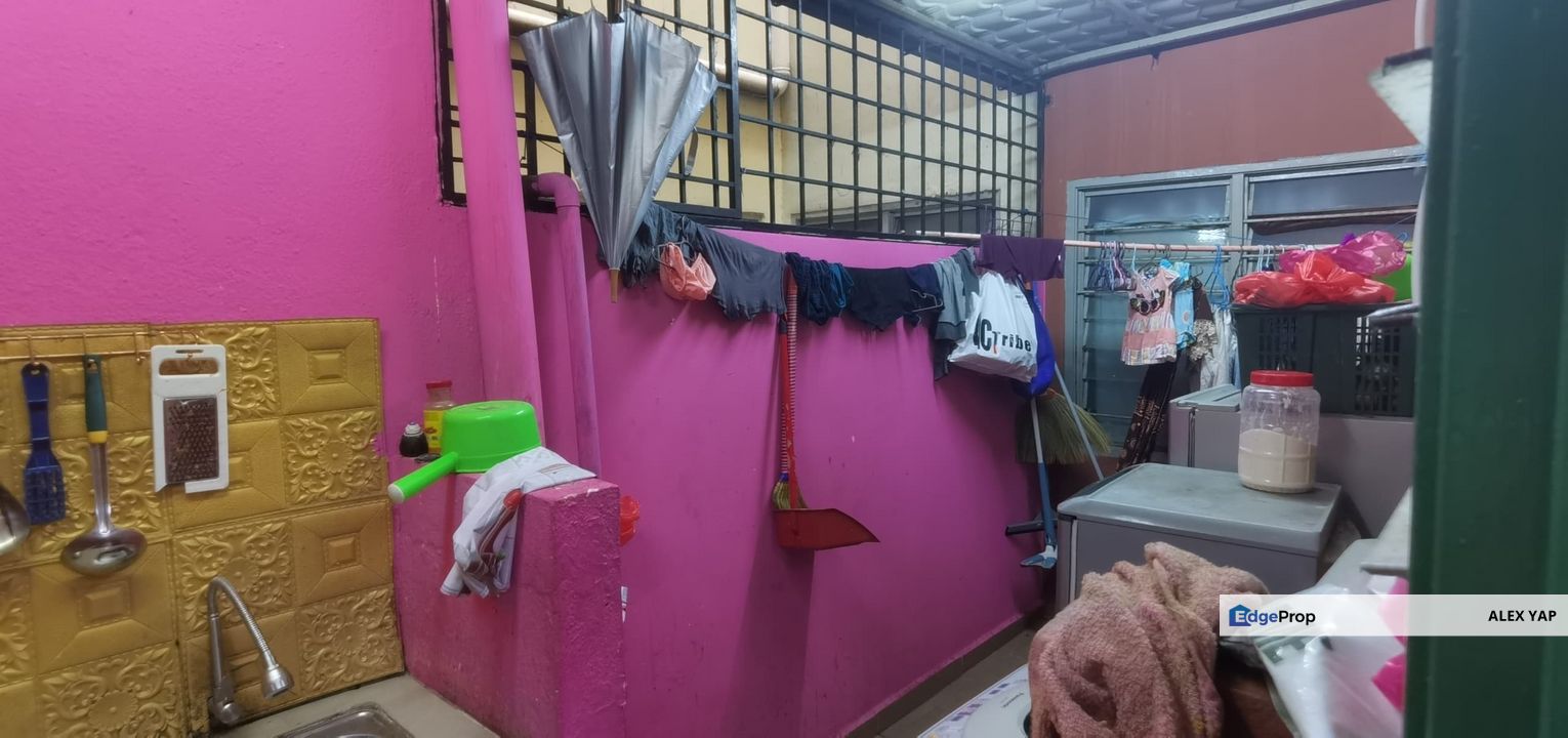 Pangsapuri Putra Raya / Seri Kembangan / Strata Title / 2nd Floor / Basic Unit / Non Bumi / Sale / Jual , Selangor, Puchong South