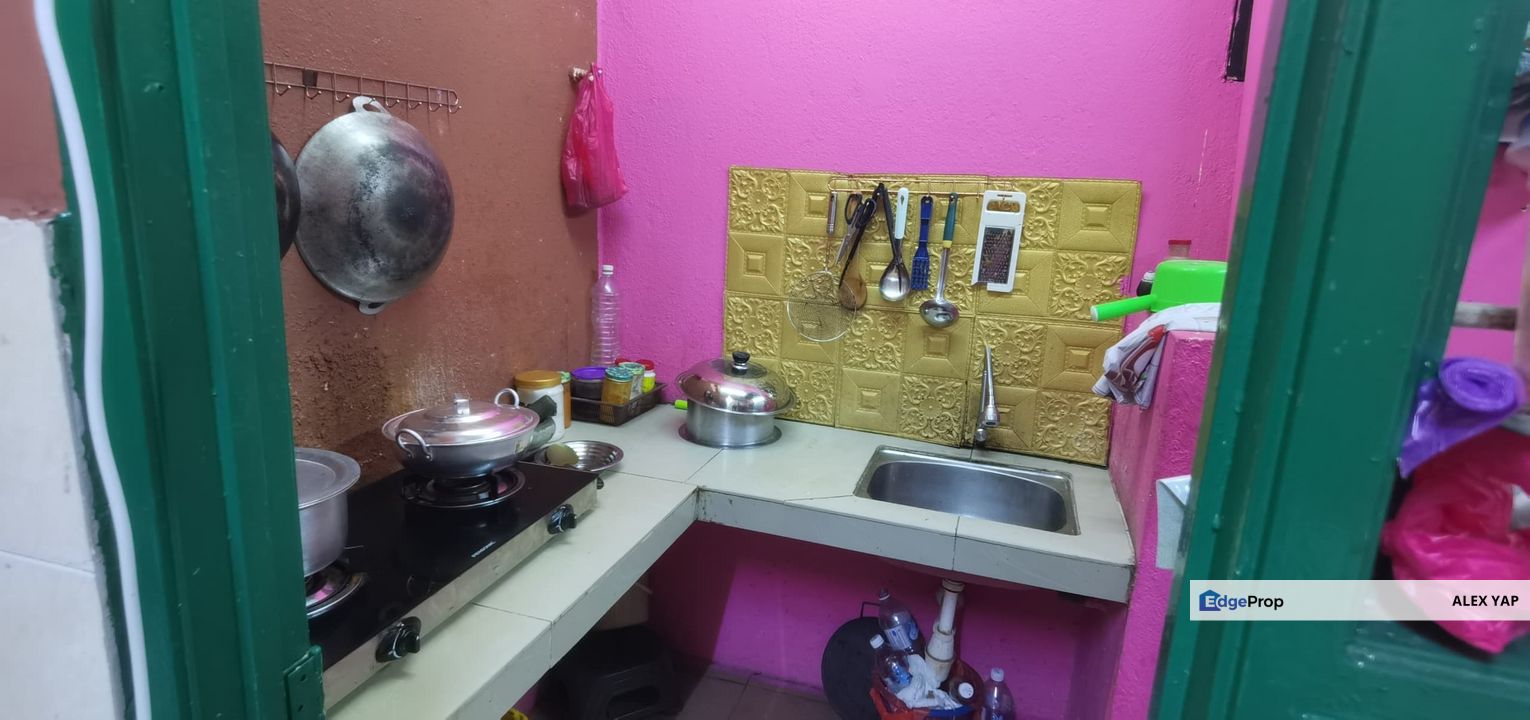 Pangsapuri Putra Raya / Seri Kembangan / Strata Title / 2nd Floor / Basic Unit / Non Bumi / Sale / Jual , Selangor, Puchong South