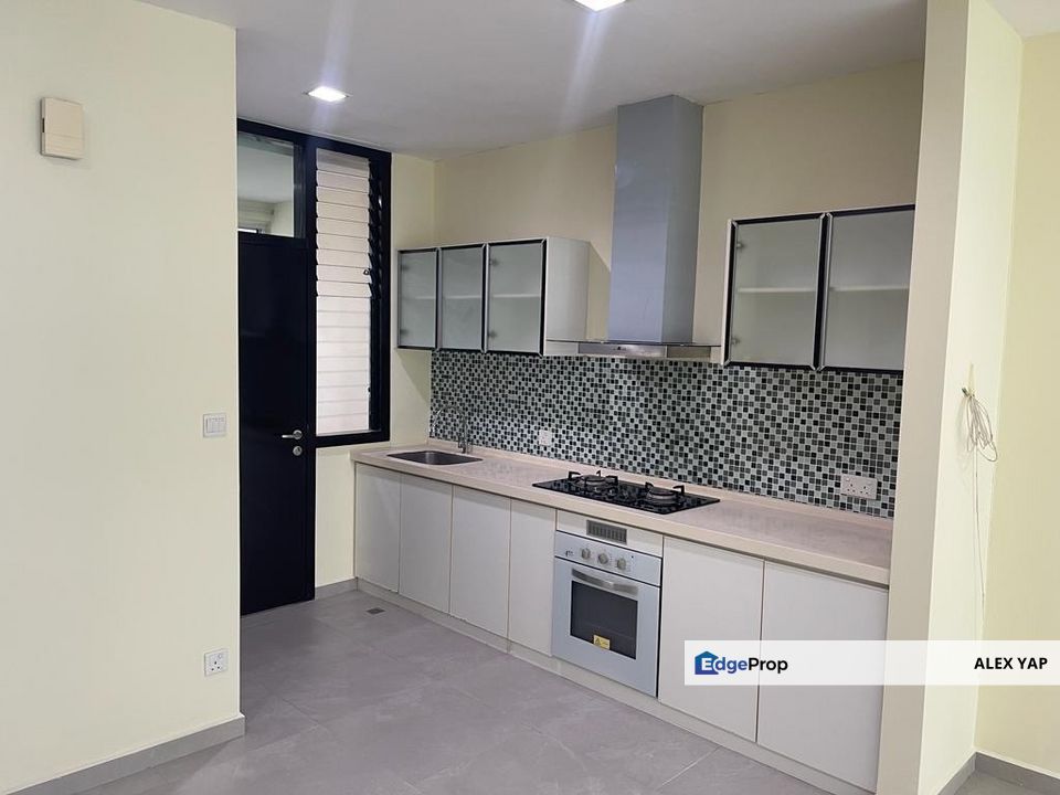 USJ One Avenue / Subang Jaya / Ground Floor Unit/ Non Bumi Lot/ 2 Carparks/ Partially Furnished/ Sale, Selangor, USJ
