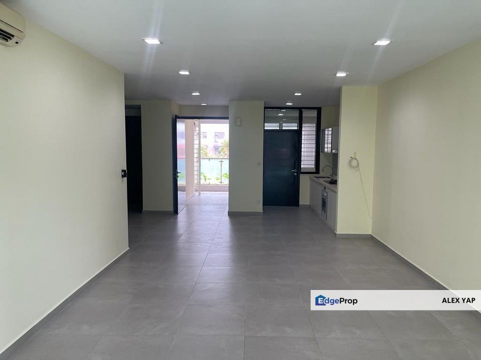 USJ One Avenue / Subang Jaya / Ground Floor Unit/ Non Bumi Lot/ 2 Carparks/ Partially Furnished/ Sale, Selangor, USJ