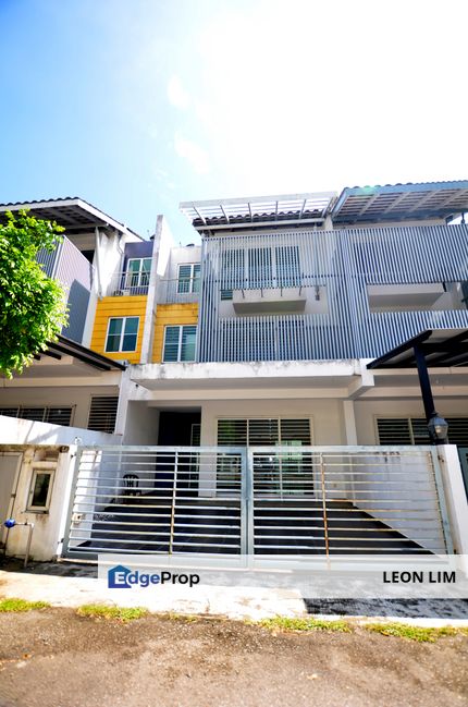 Taman Nadayu 92, Kajang 2,5 storey terrace, Partly furnsihed, 4 Room 5 Bath, guarded & gated , Selangor, Kajang