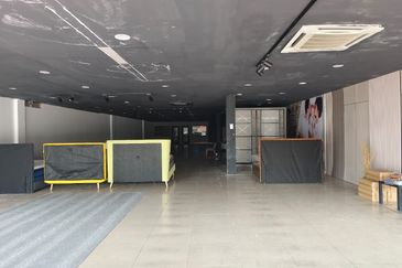 Bandar Utama, show room/ retail space  facing main road, 38 x 120