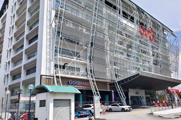 Bandar Utama, show room/ retail space  facing main road, 38 x 120