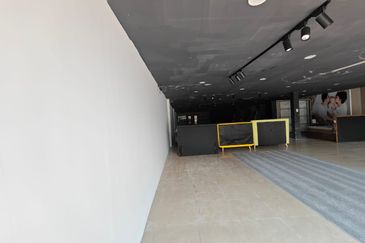 Bandar Utama, show room/ retail space  facing main road, 38 x 120