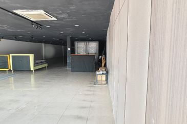 Bandar Utama, show room/ retail space  facing main road, 38 x 120