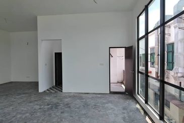 Ivoris @ Eco Majestic