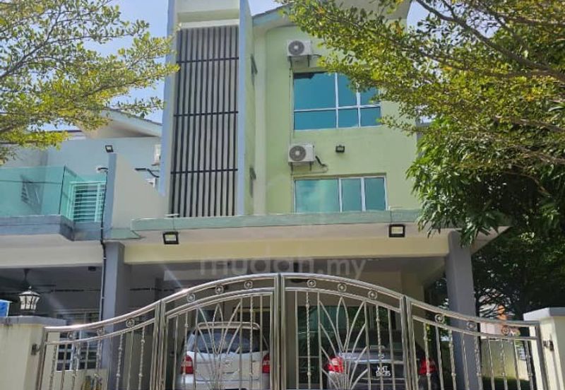 Taman Universiti Bangi, corner 3 storey house, fully furnished 
