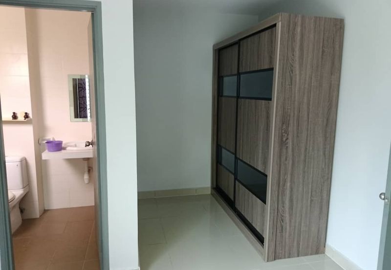 Taman Universiti Bangi, corner 3 storey house, fully furnished 