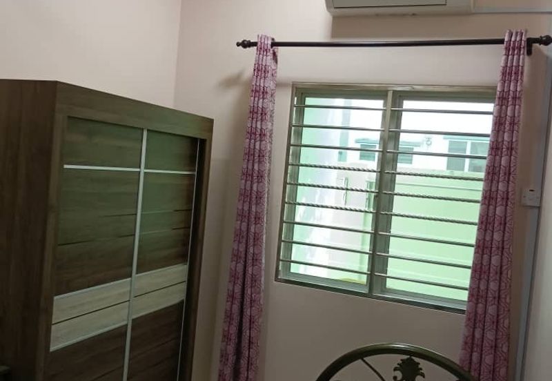 Taman Universiti Bangi, corner 3 storey house, fully furnished 