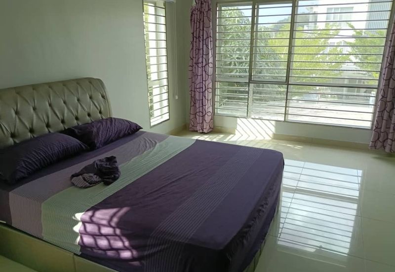 Taman Universiti Bangi, corner 3 storey house, fully furnished 