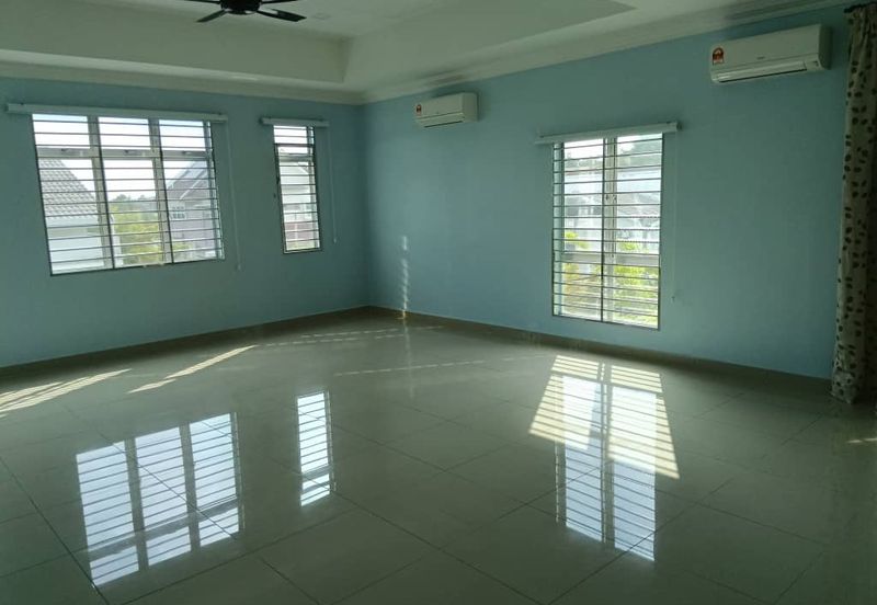 Taman Universiti Bangi, corner 3 storey house, fully furnished 