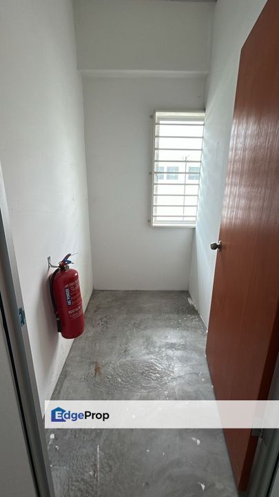 Taman Pelangi Semenyih 2, 1 st floor office space with partition room, Selangor, Semenyih
